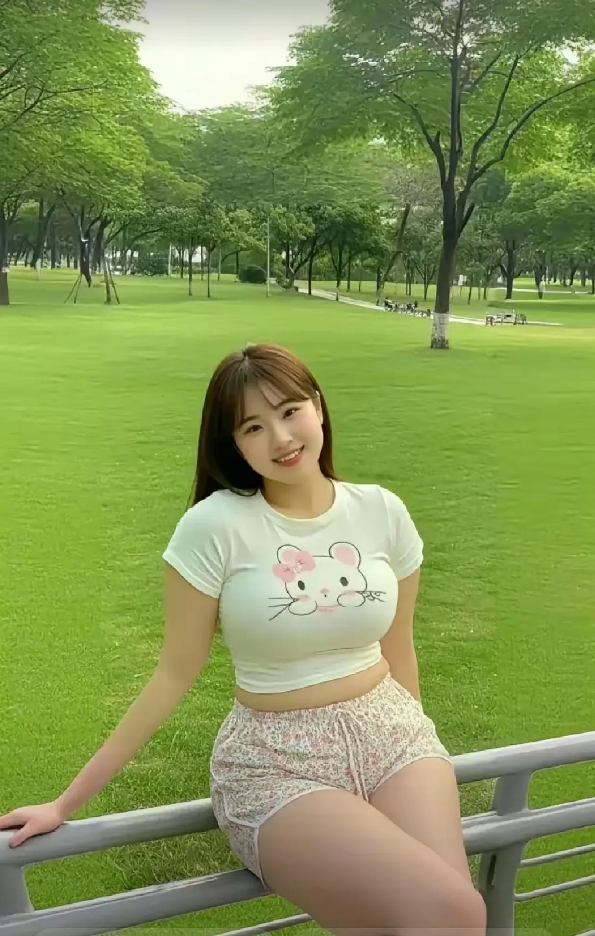 阳光明媚的公园里，可爱的女孩与萌宠相伴，享受美好时光。🌞🐭💕
甜系萌宠照