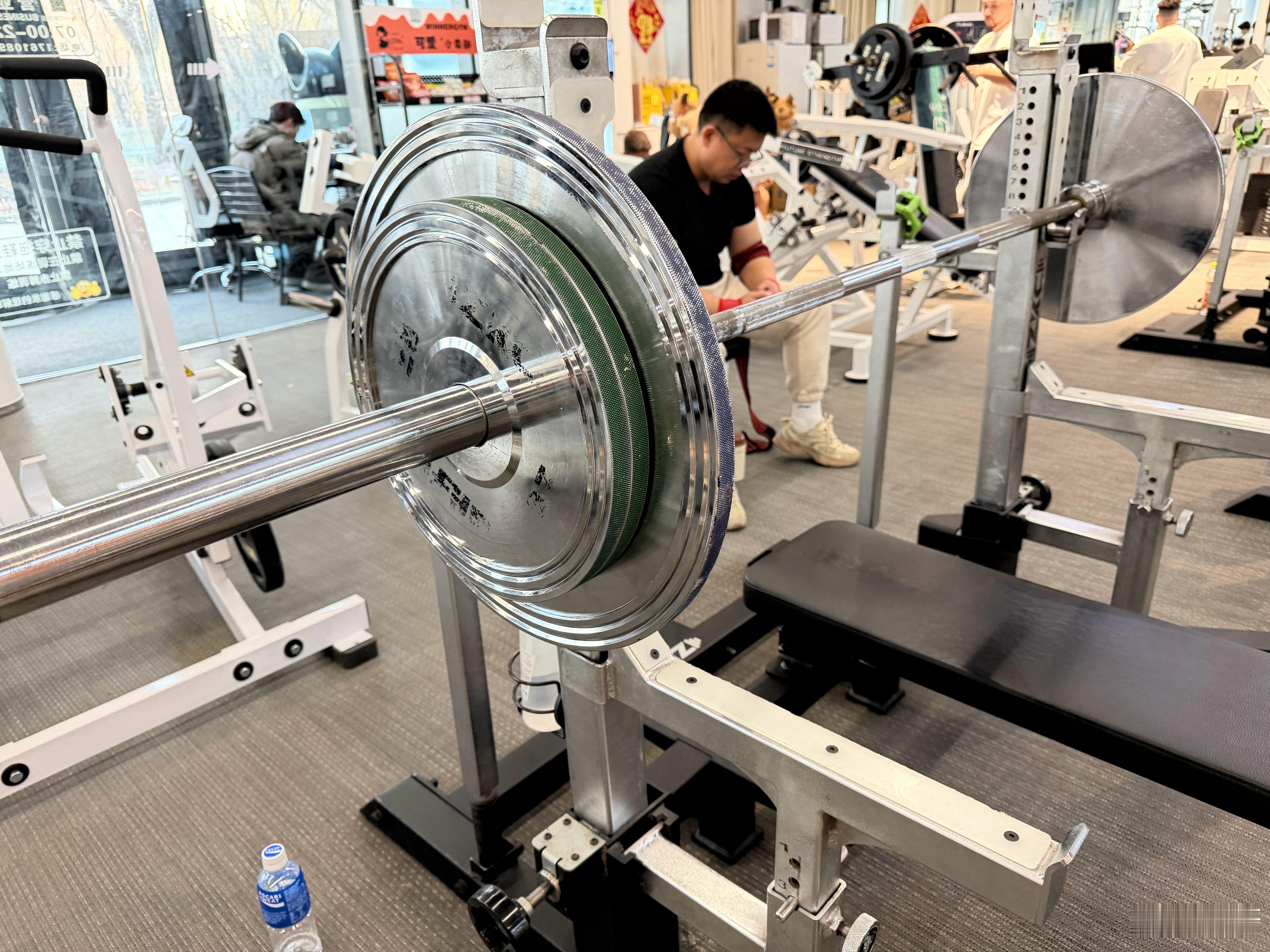 卧推不建议用钢片！体积太小了，这100KG看着跟50KG似的推着没那么轻松显得很