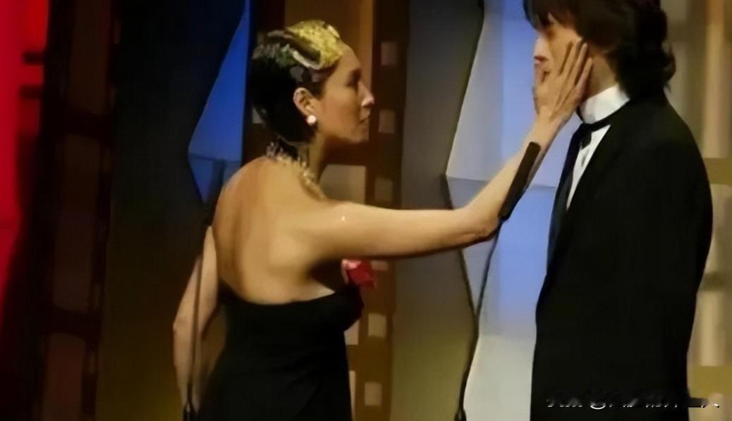 2004年，颁奖典礼上黄子华问朱茵：“你的朱是不是母猪的猪呀？”朱茵没有回复。黄