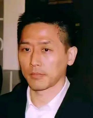 这种男人的长相，相信100%的人都会喜欢，长相如此完美，气质超绝，很有男人魅力，