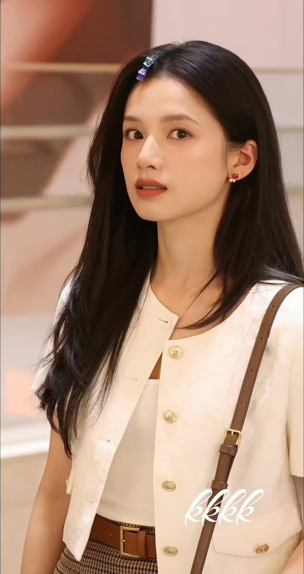 张婧仪《野狗骨头》商场路透，美啊！ ​​​