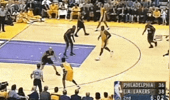 2001年总决赛上，当时科比24岁，在比赛中拿着球就想扣篮，可是这一次防守他的中