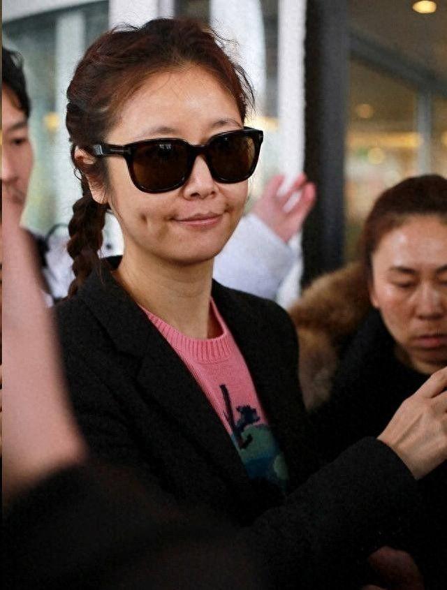48岁林心如素颜走机场，黑西装配双麻花辫，这打扮看着就像小姑娘