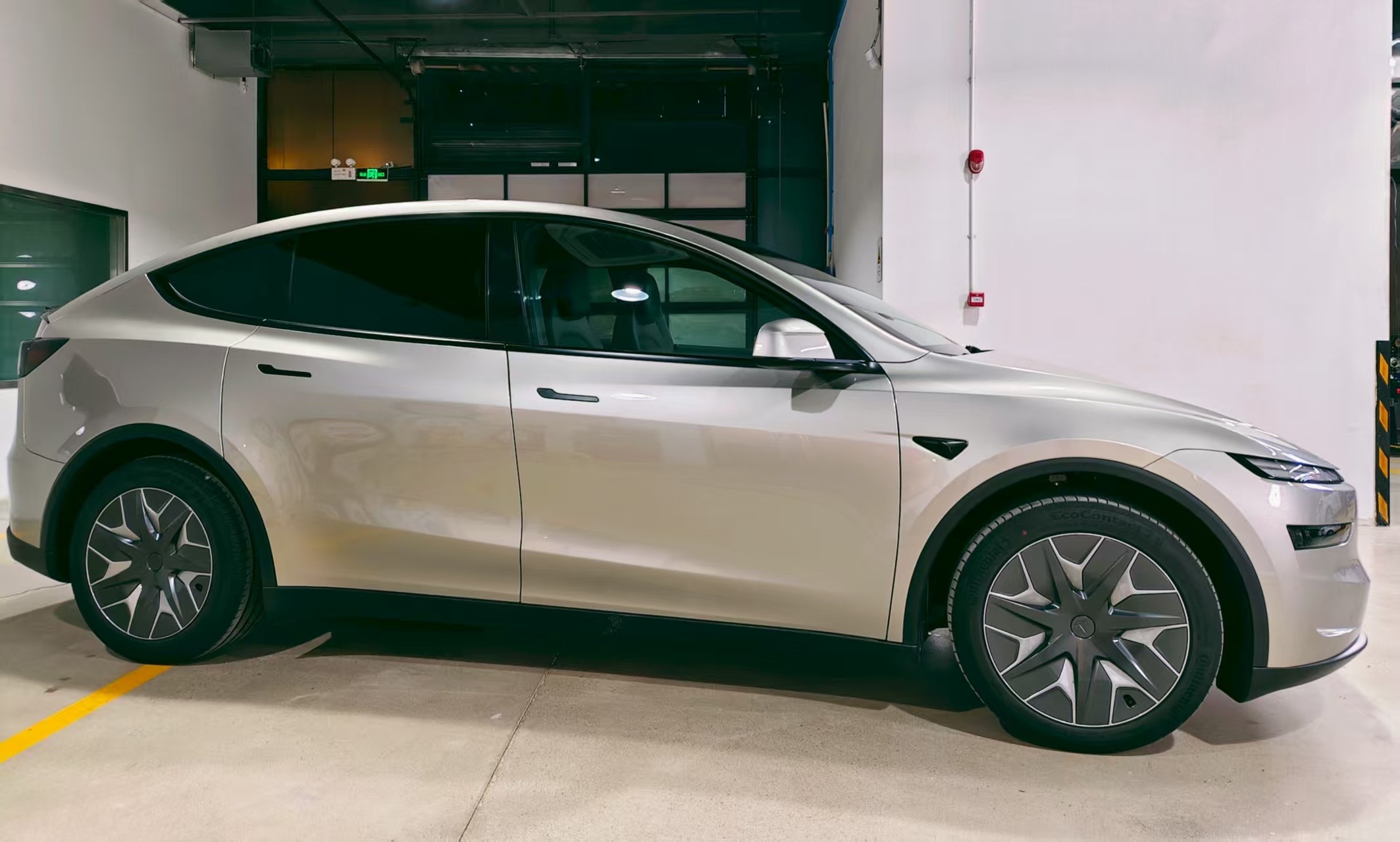 特斯拉Model Y L展车今天就会陆续到各个门店展厅了 ​​​