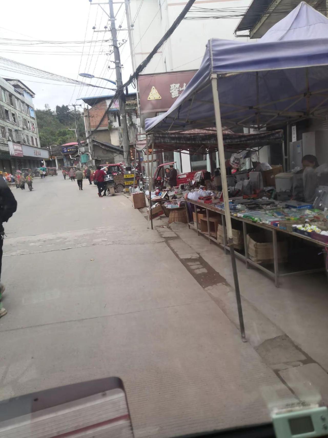 中江边界小镇，美丽的地方，冯店区欢迎你热闹的一条街