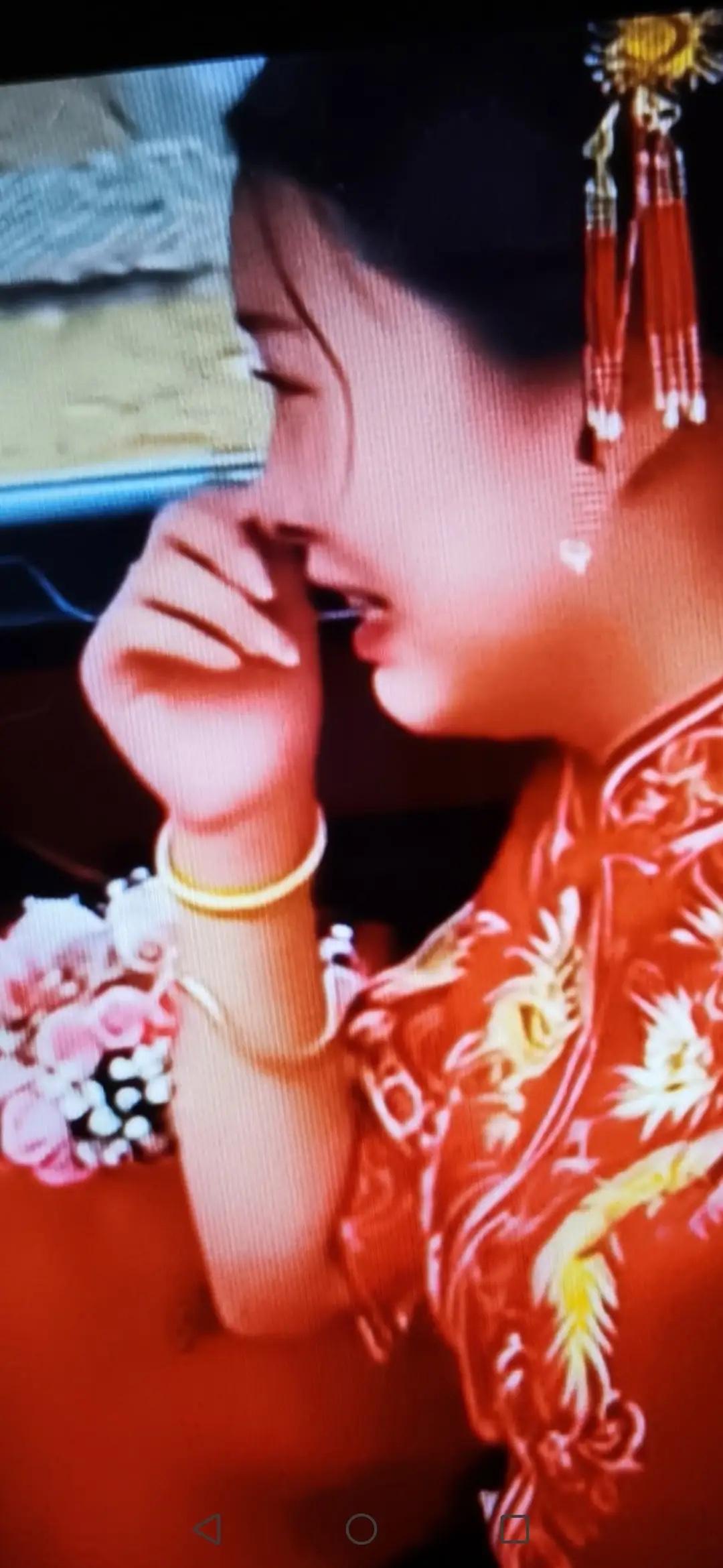 活该被退婚！迎亲队伍抵达婆家，她执意索要六万六的下车礼，拿不到现金就死守婚车不肯