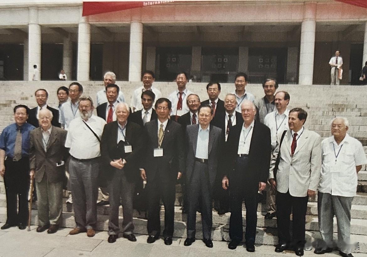 1998年起，杨振宁担任清华大学教授，从事教学和科研，他为清华大学高等研究中心的