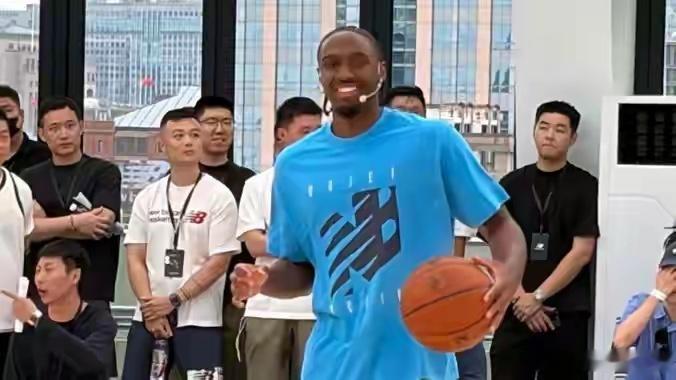 NBA球星马克西完成首次中国行马克西来到上海，跳出发布会的框架，走上球场和本土爱