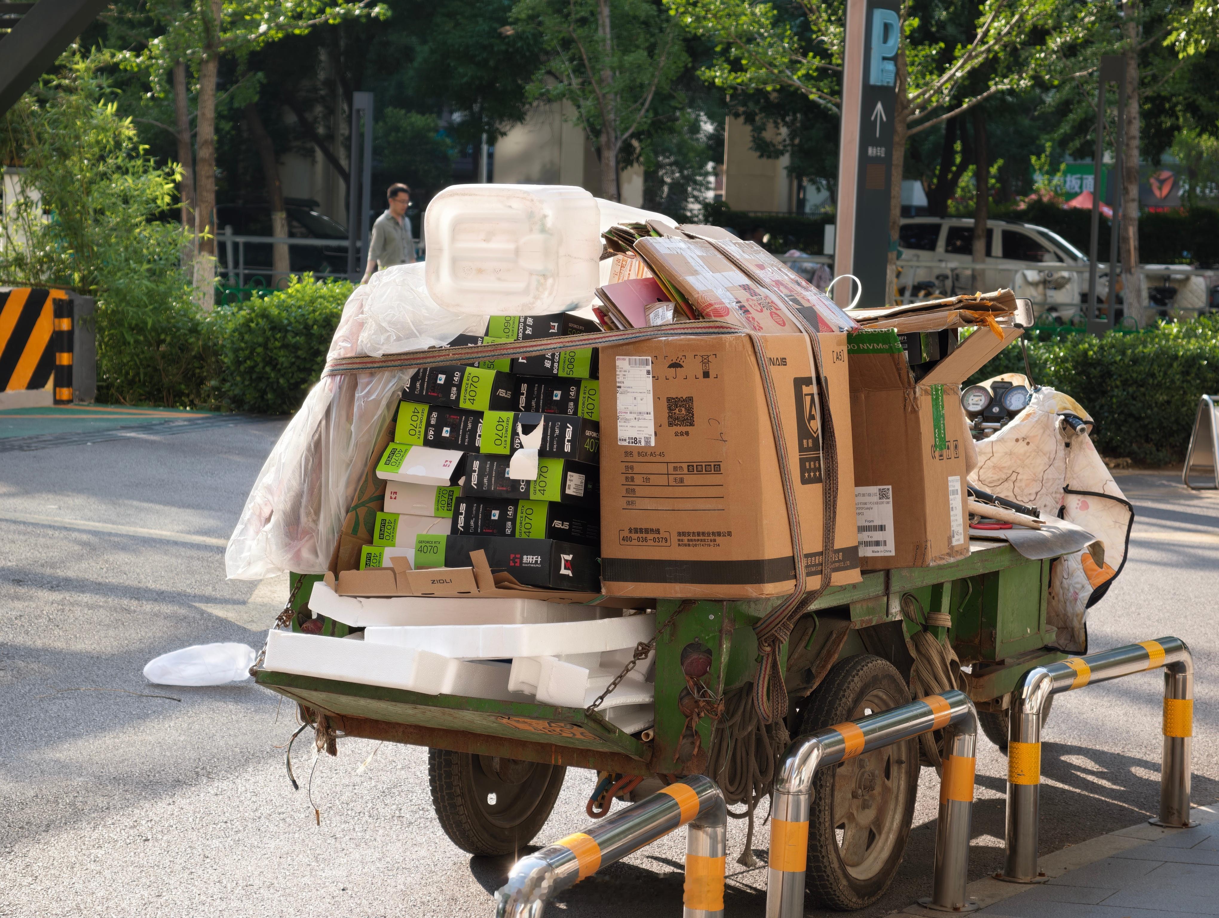 这一车……此时此刻收废品的大哥嘴角上扬