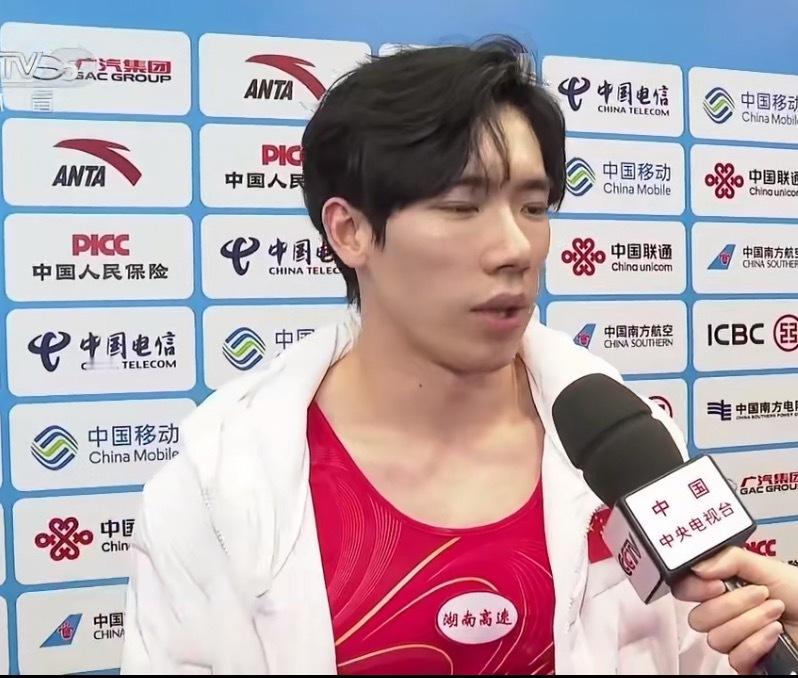 原来是发烧了，这很揪心啊就这样他也坚持比完，都说运动员是特殊材料制成的运动员真的