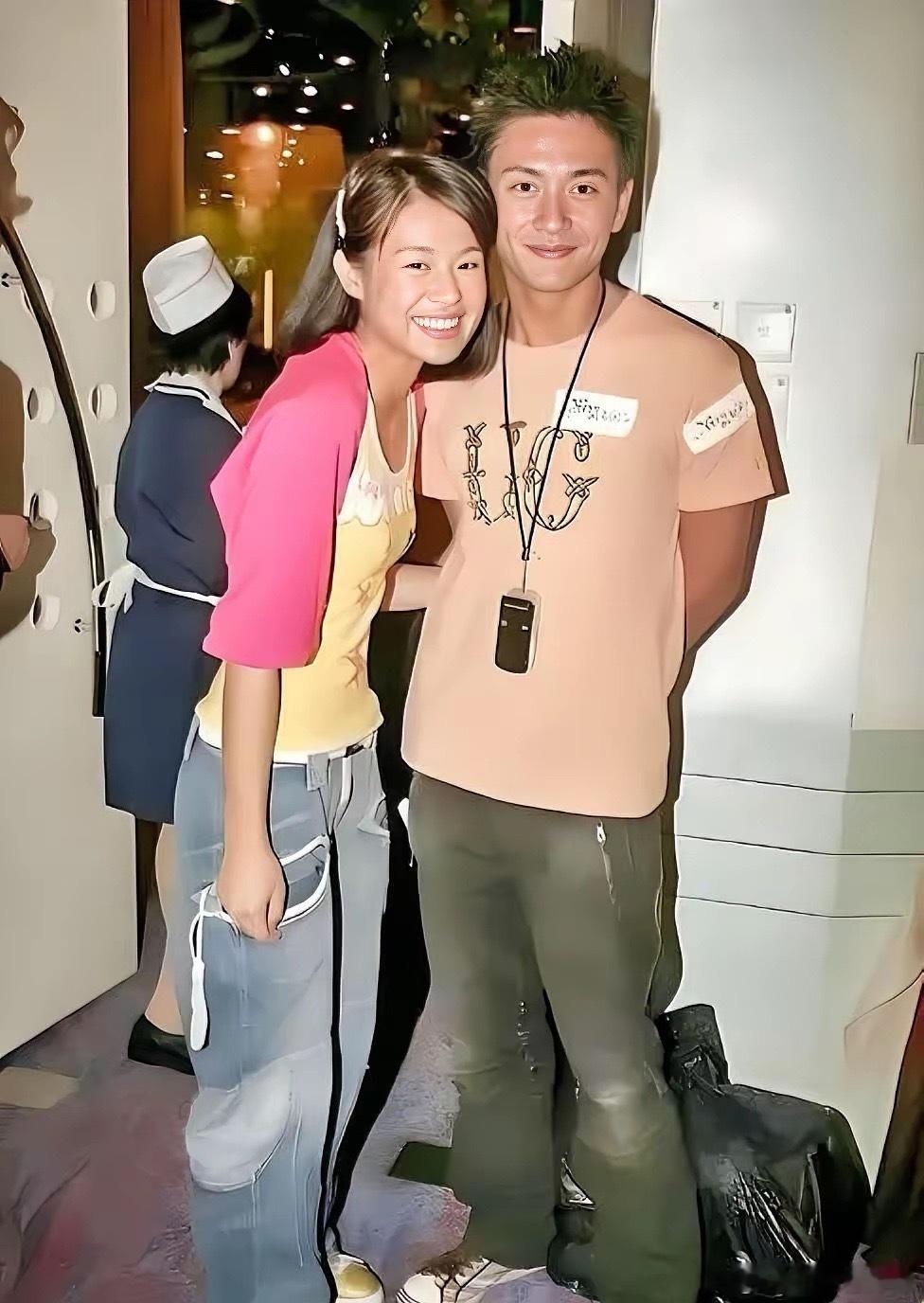 这是胡杏儿和黄宗泽热恋时期的一张合影，拍摄于2005年的香港。那时，胡杏儿26岁