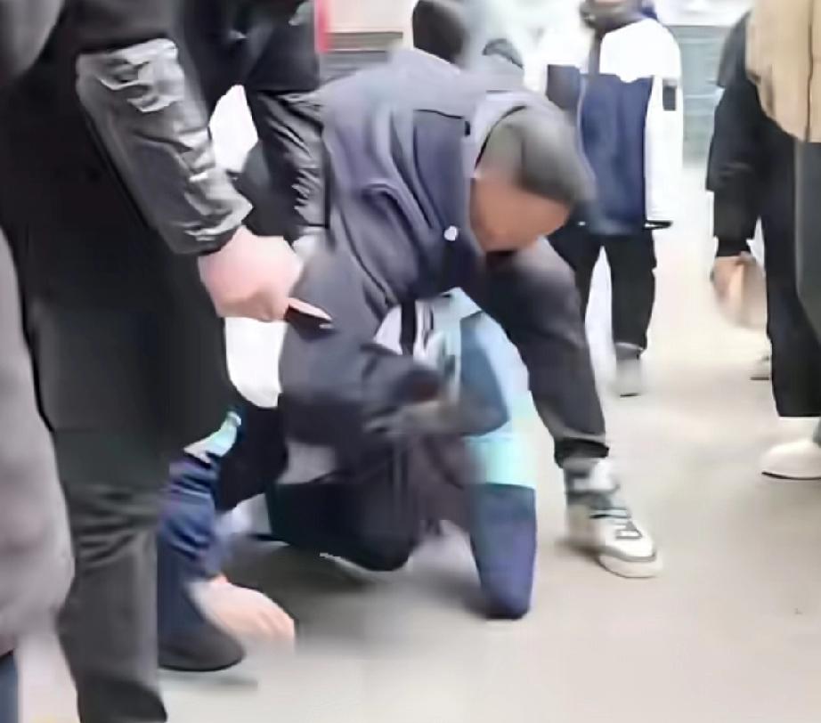 学生烫发染发竟被老师强制理发，反抗时还被按倒在地？1月7日，重庆垫江一中发生的这