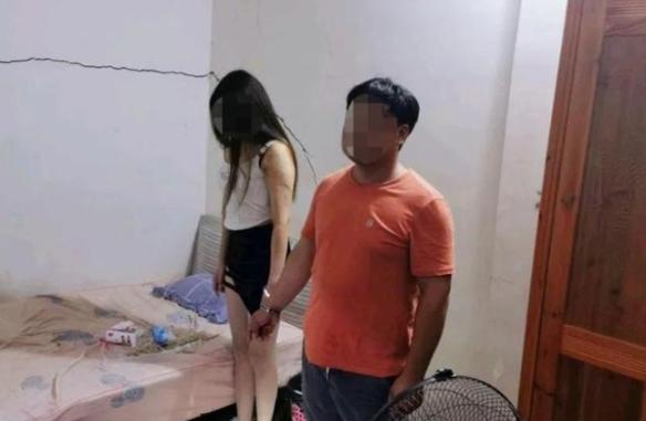 一男子迷恋卖淫女，两天内嫖了她两次，结果却没想到，这事被卖淫女的邻居给发现了。邻