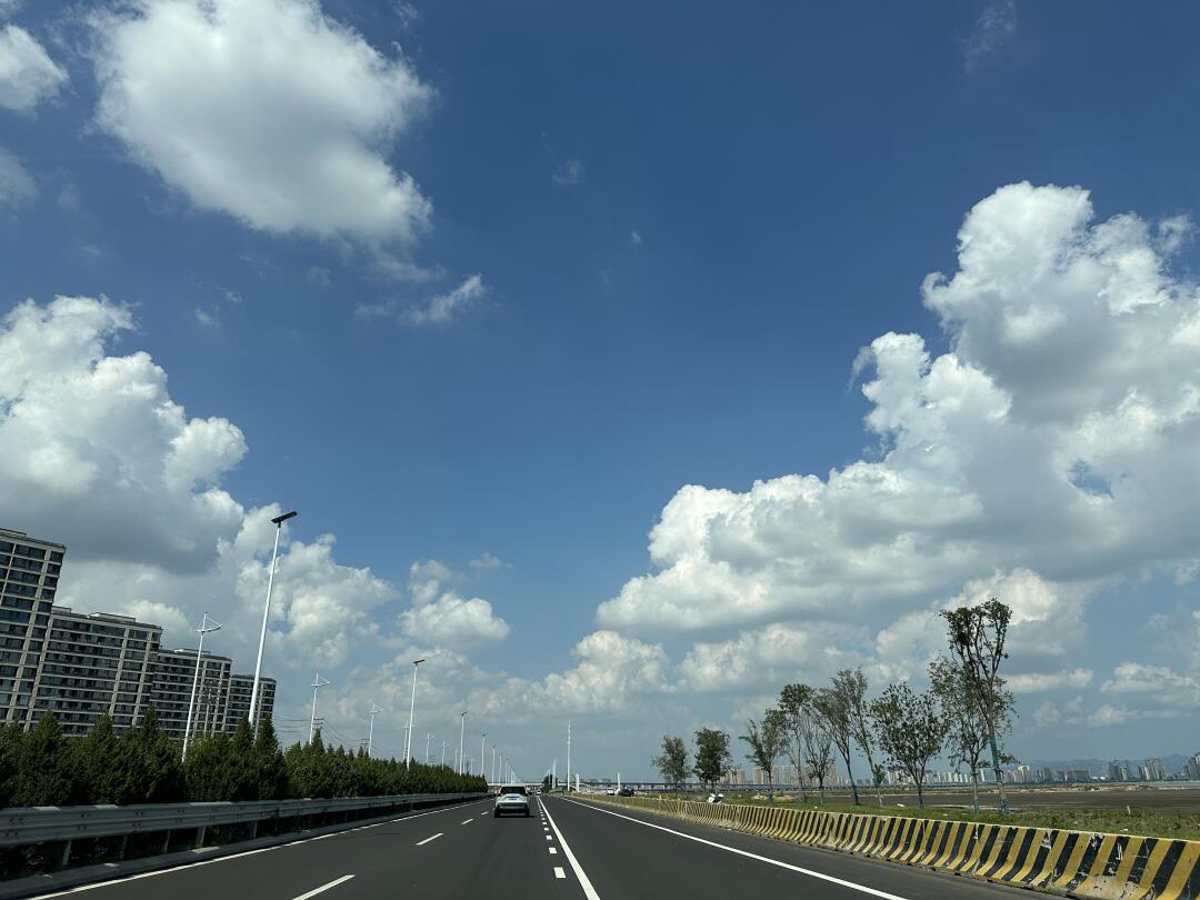 天空很蓝太阳很暖