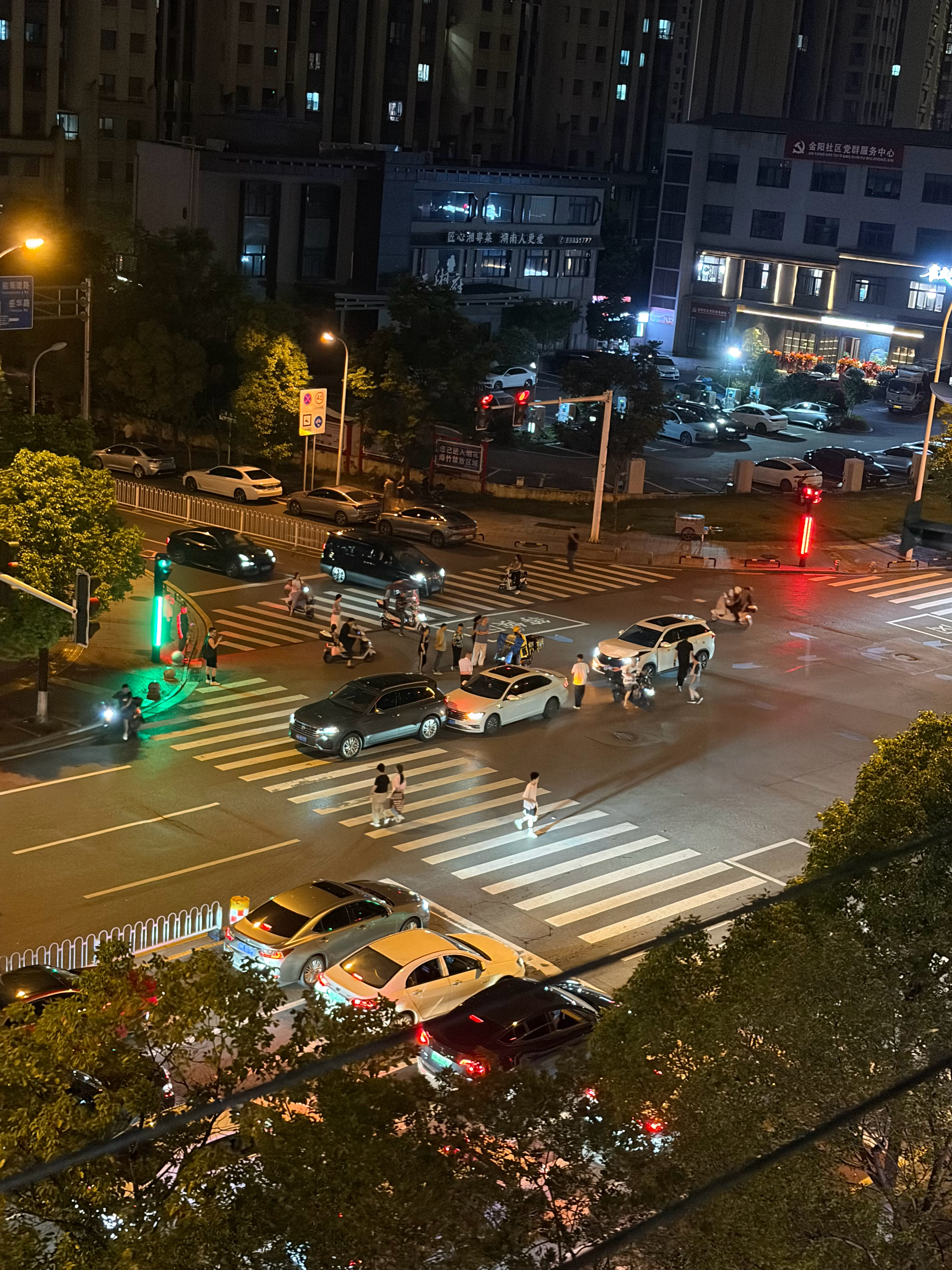 又出车祸了，挡在这里别个都不好过 