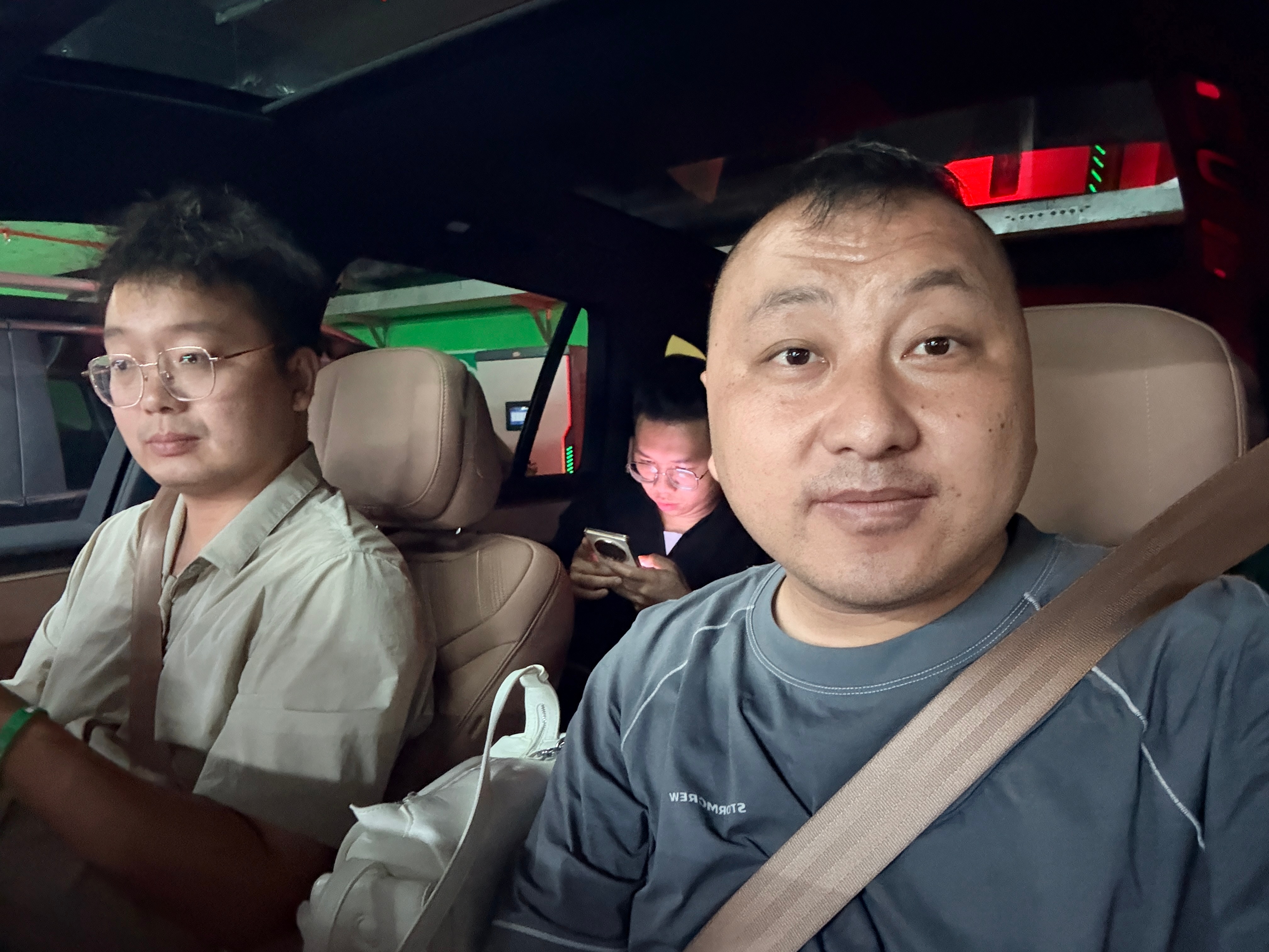 数码 和媒体老师带我去上海外滩玩第一次见，我之前以为是个老头呢上海