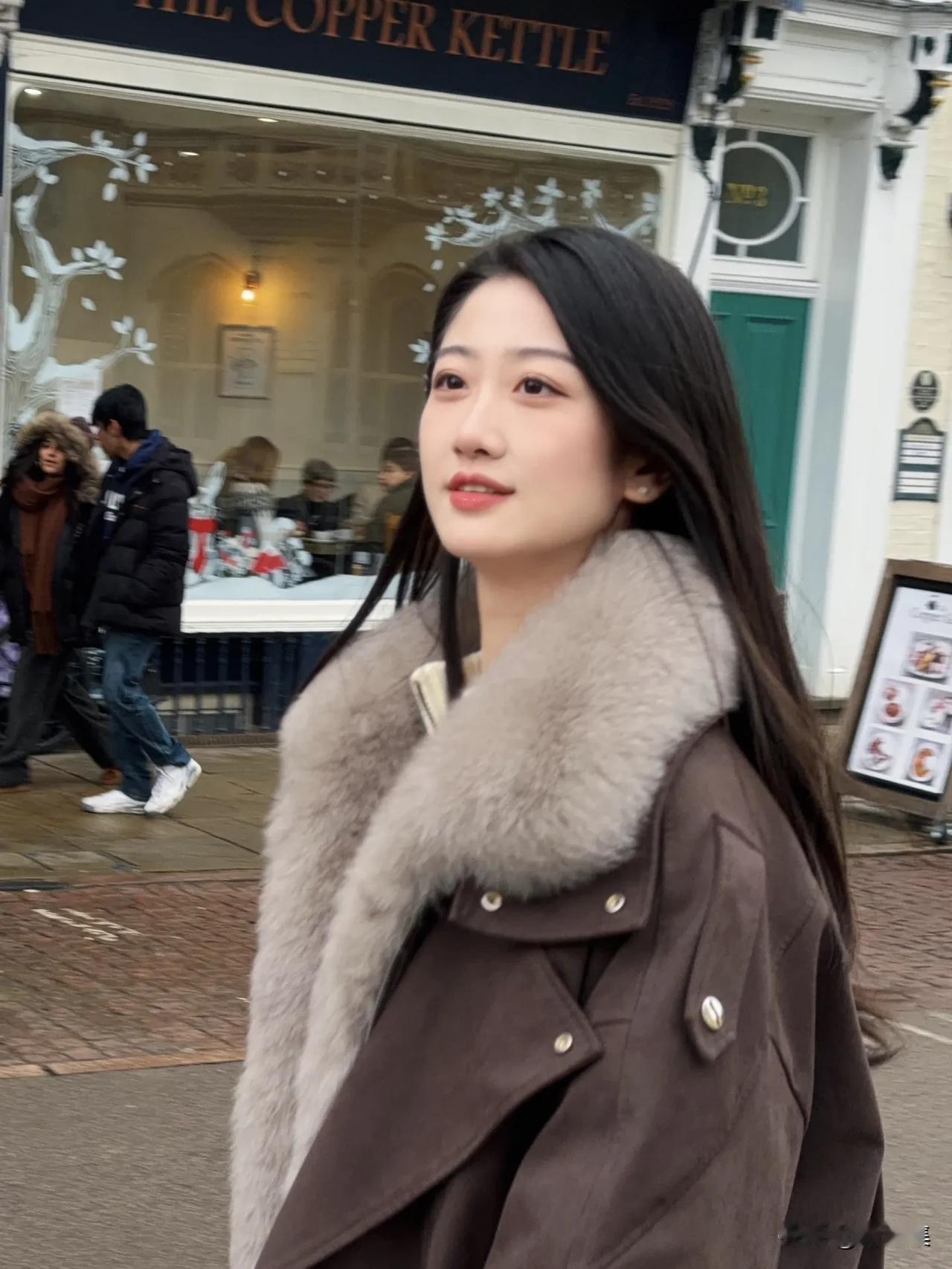 寒冬雪中行，暖意在心间。