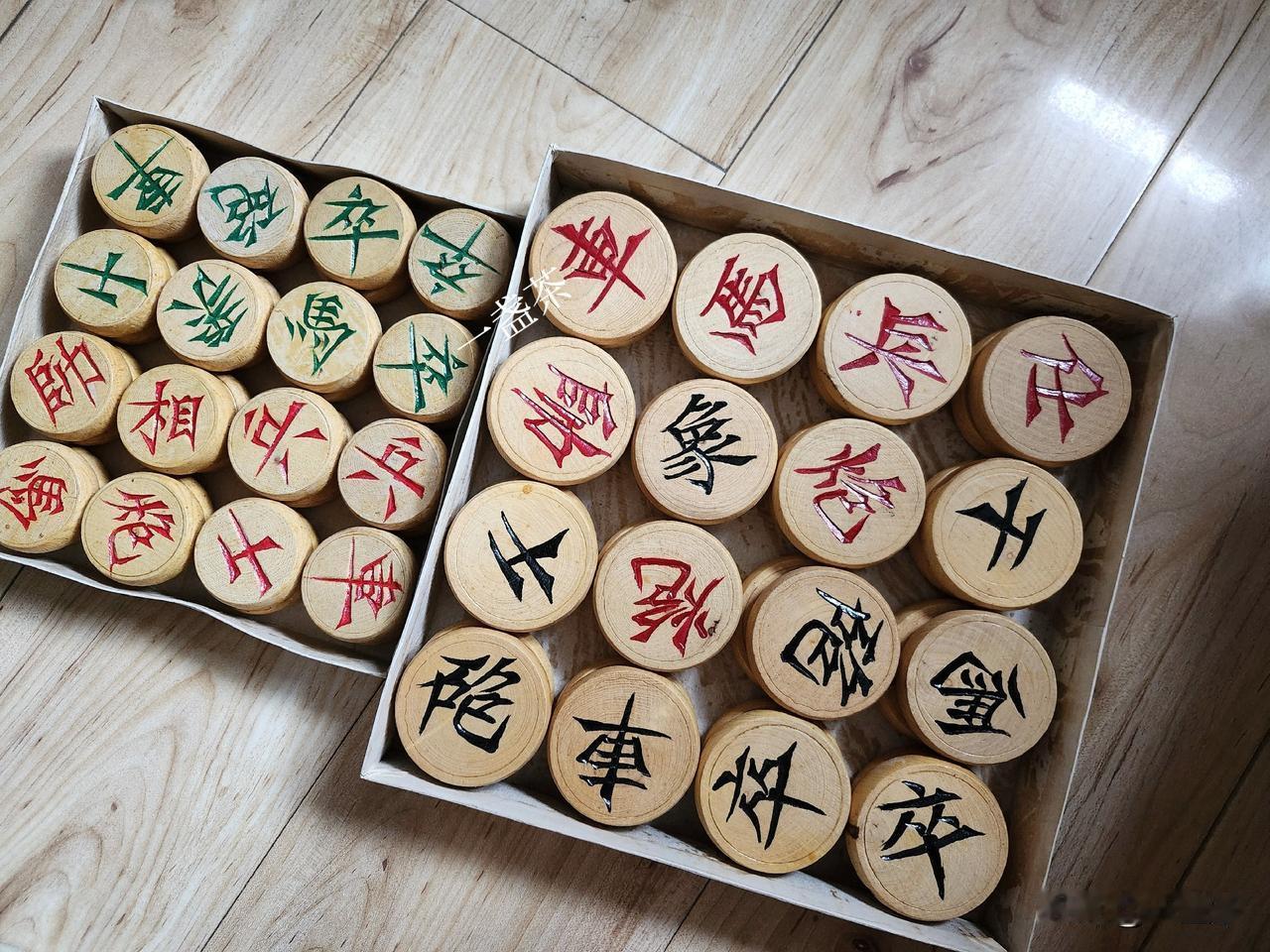 雨天收拾阳台杂物，翻出两副尘封26年的象棋，瞬间把我拉回了二十年前的旧时光。
