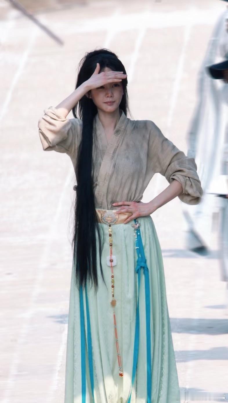 李一桐新剧路透，她好瘦啊 