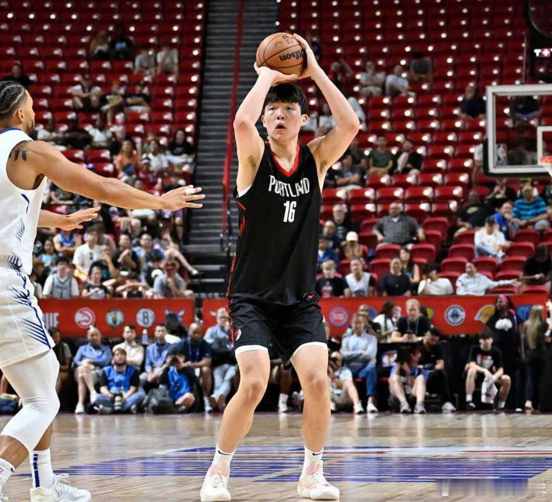 *首秀杨瀚森，8分钟高效“炸场”尽管球队失利，但杨瀚森的个人表现堪称完美，用极短