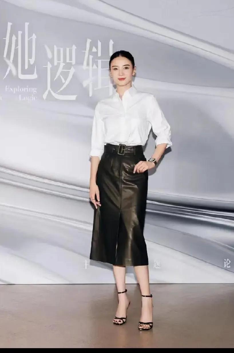 宋佳又赢麻了！白衬衫+皮裙，精准踩中80后审美点
 
谁懂啊！宋佳这套白衬衫+皮