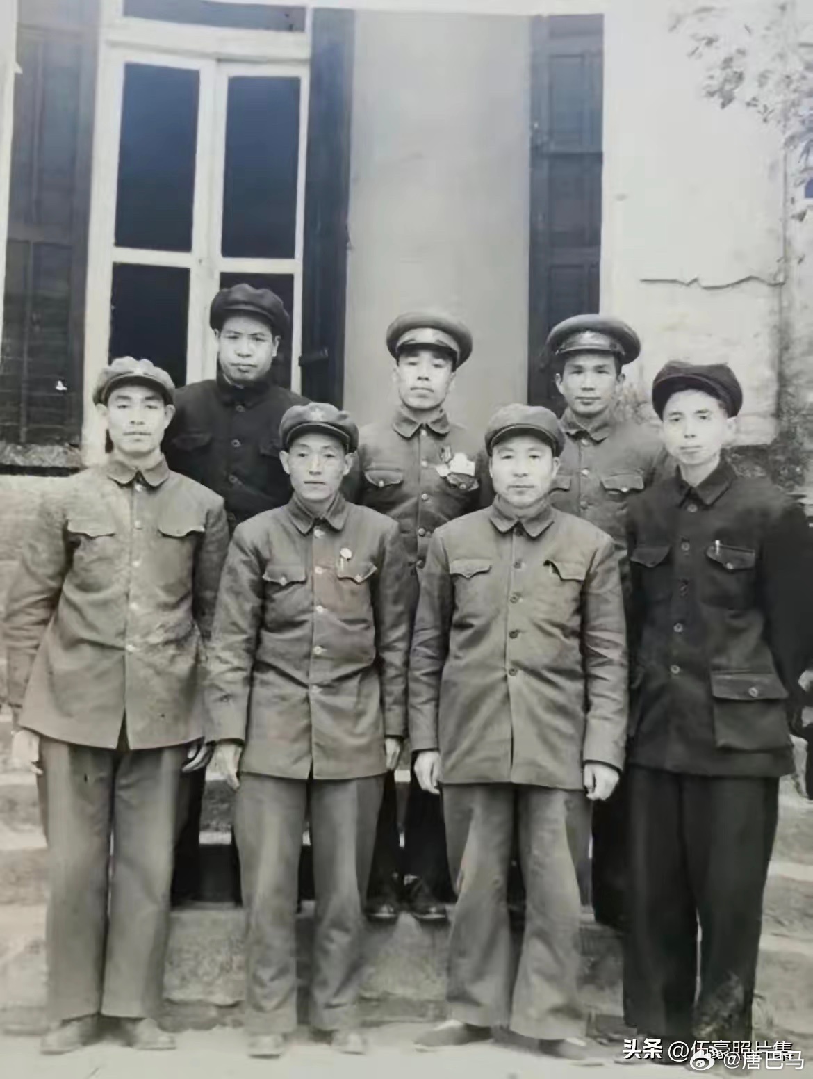 1950年3月，滇南战役后，151师驻守龙州兼龙州军分区。前排左起：政委蔡明，师