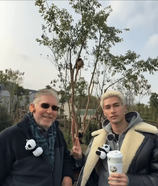 米卡爸爸带米卡逛相亲角 每一次看米卡和爸爸的vlog，都是一次轻松愉快的旅行感受