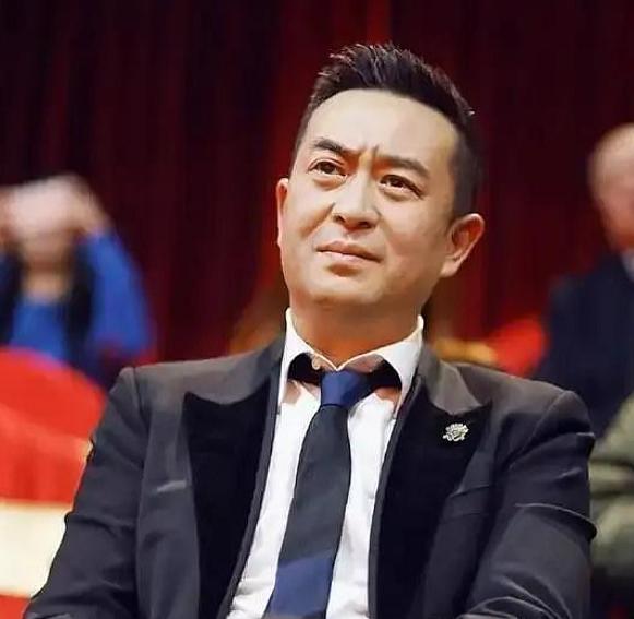 56岁的张嘉益，活得通透。当圈内人都在北京上海挤破头抢资源时，他早早退回西安，窝