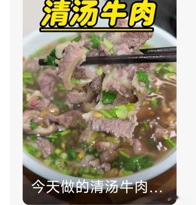 牛腩冷水下锅，加姜片、料酒焯水撇去浮沫，捞出洗净。砂锅放牛肉、葱段姜片，一次性加