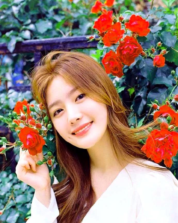 看着朋友圈里那些晒恩爱的，我不禁冷笑。
男人图的是身子，女人图的是票子，这话虽糙