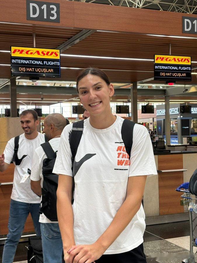 📸🇷🇸【博斯科维奇】抵达伊萨坦布尔#女排[超话]# ​​​