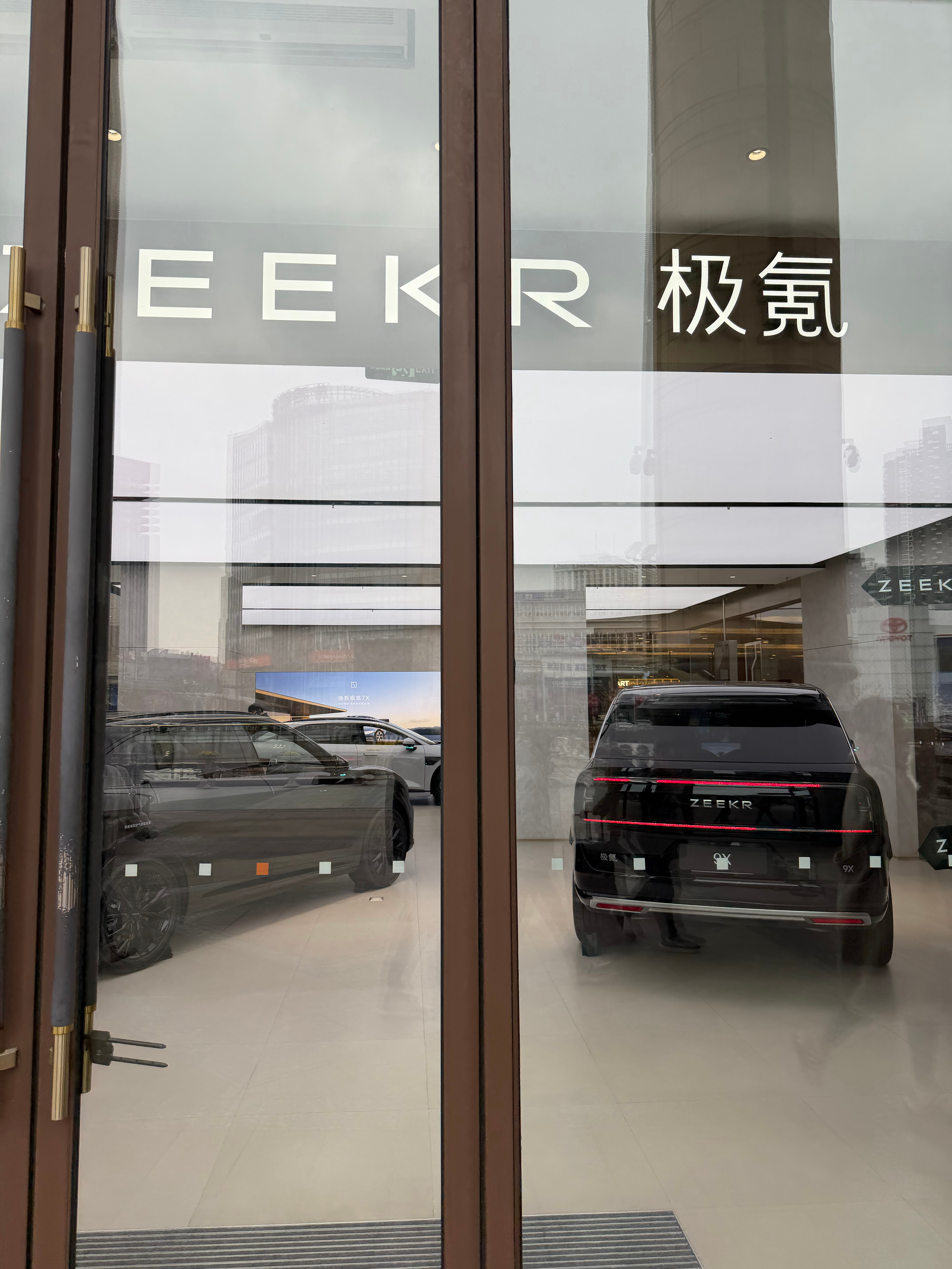 极氪牛逼，环球港门口的位置拿下了 