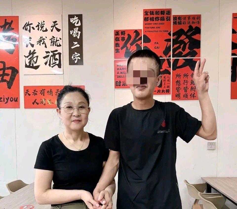 湖北枣阳一烧烤店老板娘接纳智力障碍小伙，一顿顿热饭，换来一声“妈妈” ！6年坚守