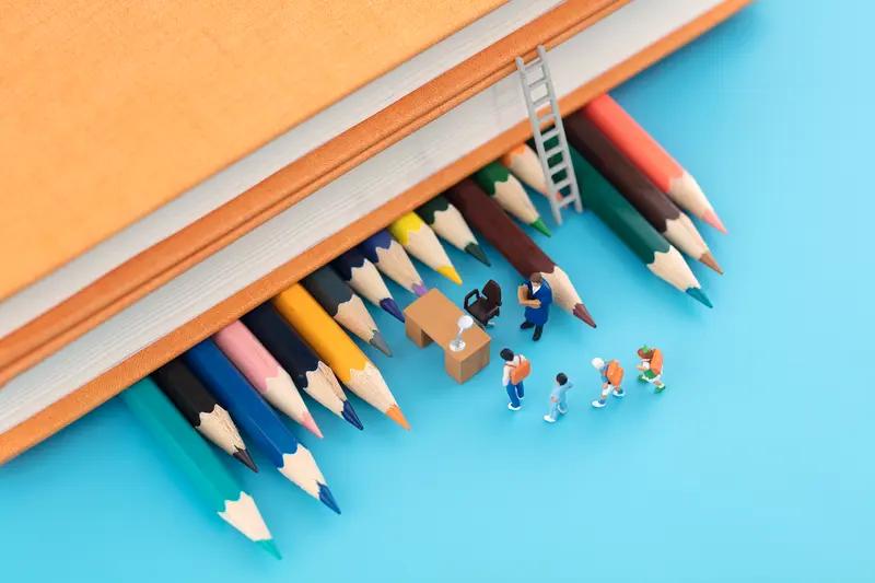现在小学教育这变化真是让人摸不着头脑。就说我们孩子学校，今天公布全校不留书面作业