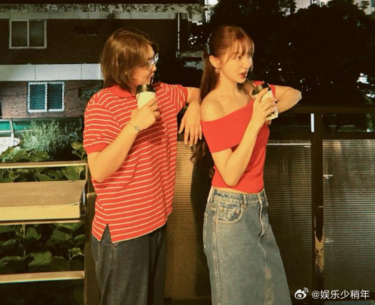 许久不见的尹恩惠在个人INS晒出近照，配文里那句“想听海浪声”瞬间拉满惬意氛围。