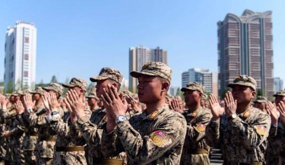 这下朝鲜彻底尴尬了！两名在乌克兰被俘的朝鲜士兵已按意愿移交给韩国了，而这两名士兵