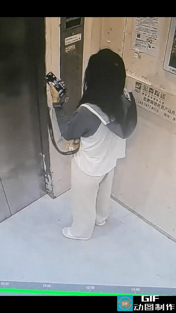 遛狗牵绳真不是走个过场

明明拴了绳，却放出去两米多长

电梯门刚开，狗蹿出去把
