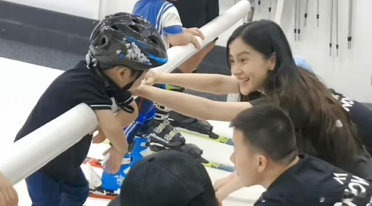 Angelababy带小海绵玩真人CS小海绵长这么大了6月22日上海网友偶遇An