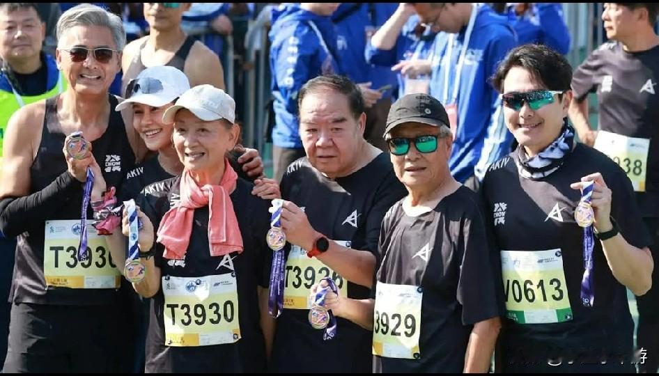 照片里的明星们，有79岁、76岁、74岁和70岁，今天（18日）在中国香港一起完