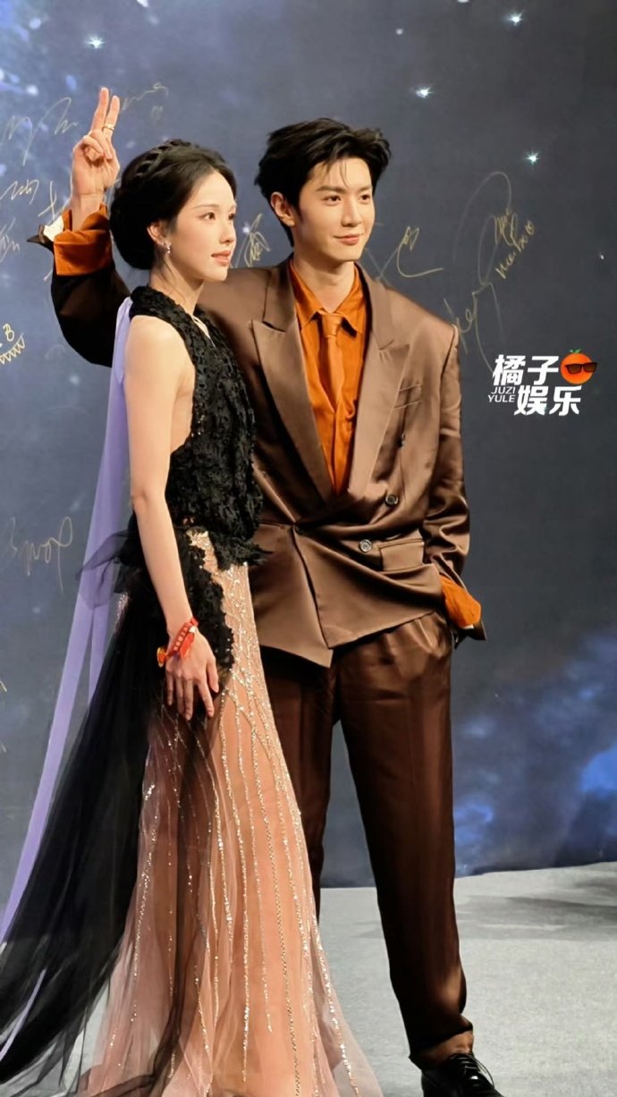 陈哲远给陈都灵比兔子耳陈哲远给陈都灵比兔耳 陈哲远呵呵陈都灵比兔耳 