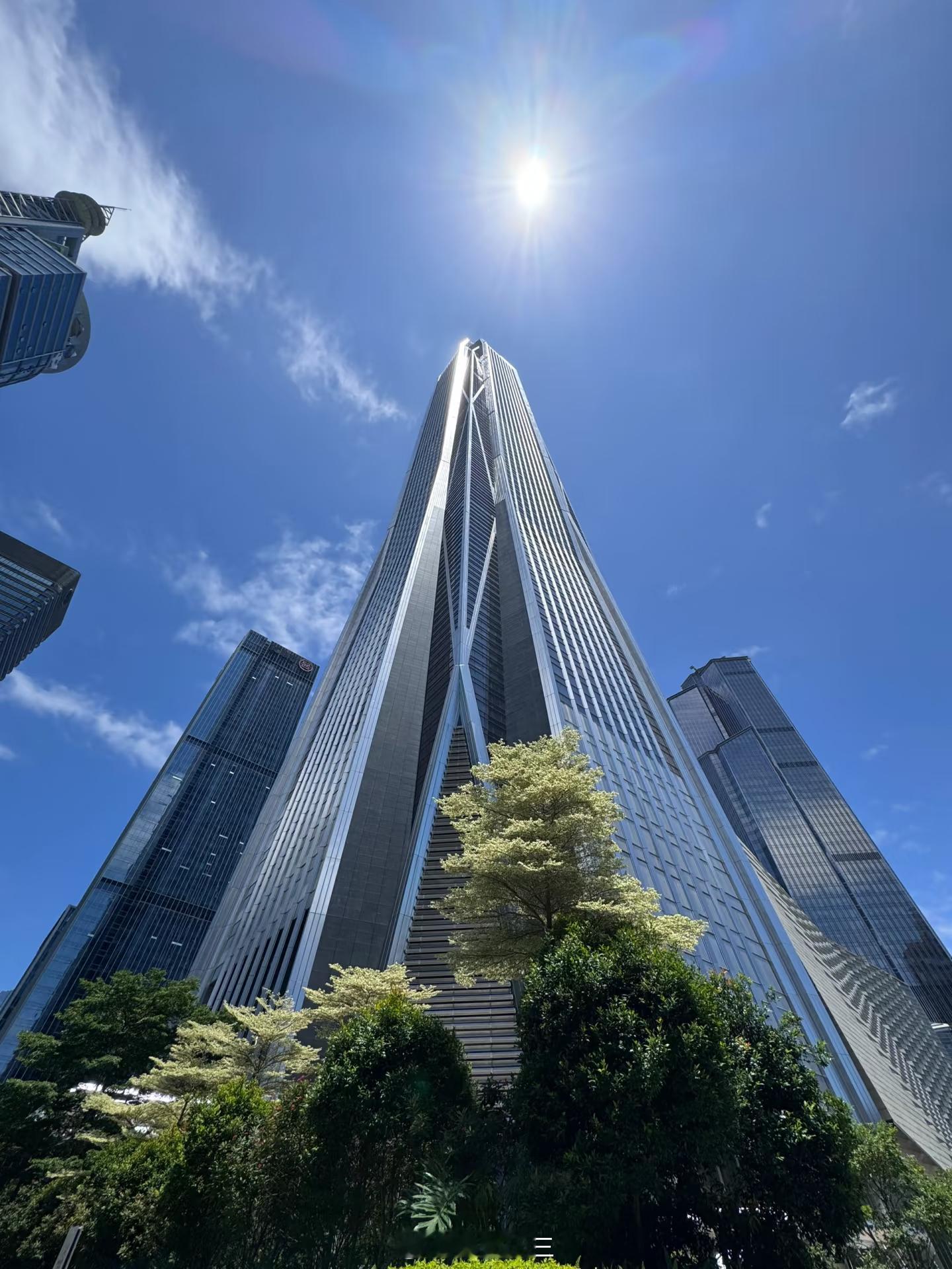 a股小心假冒账号粉丝分享： 上一个月差点被骗粉丝原话：“给大V留言，没多久一个顶