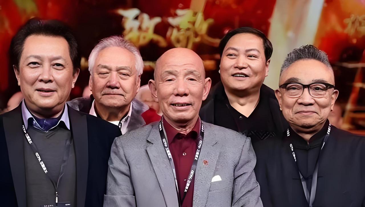 一张封神级别的合影！汇聚了94版《三国演义》数位殿堂级老戏骨，唐国强、鲍国安、魏