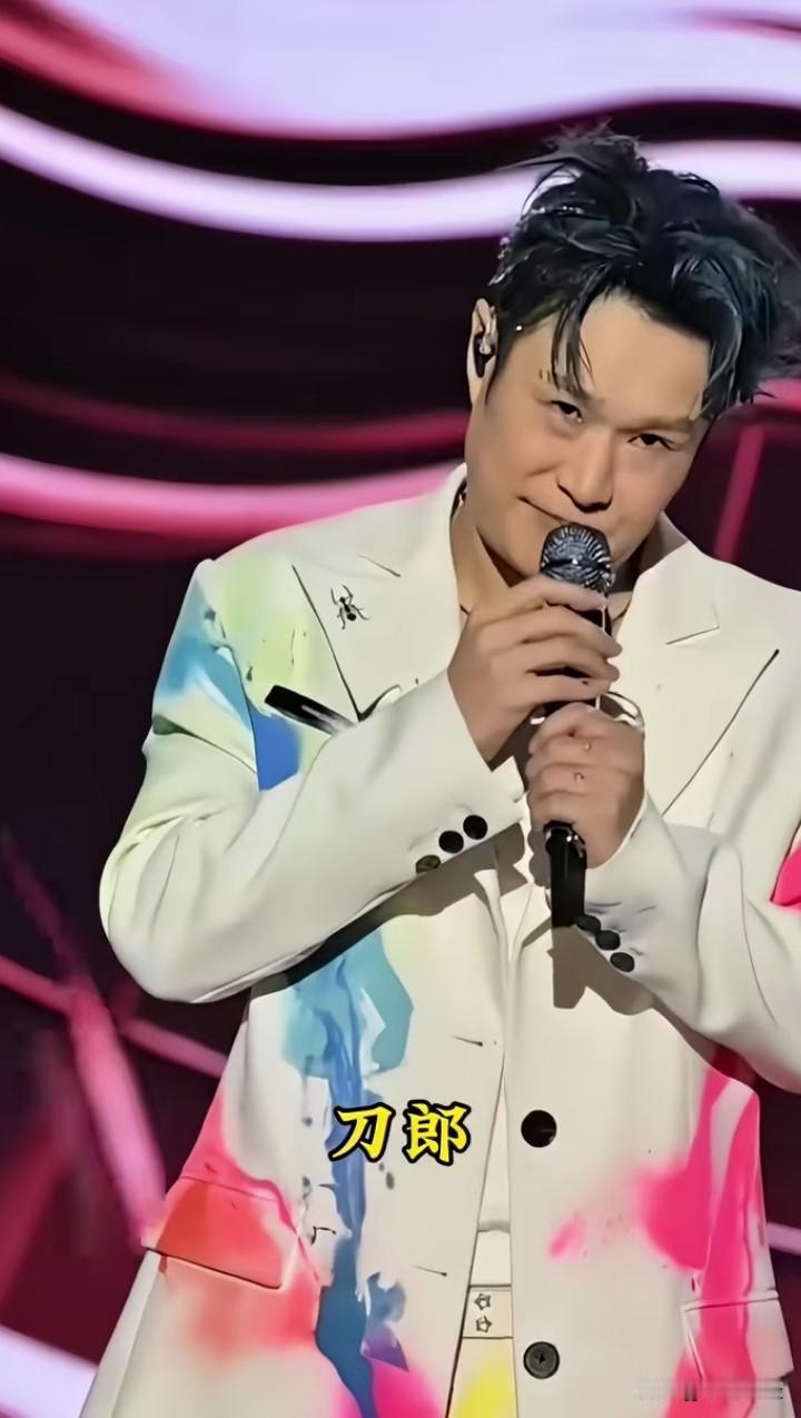 “我有两个偶像，一个是我师傅，另一个是刀朗。”小沈阳高声说道。
愈发成熟的他，将