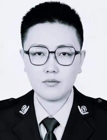 柔肩赴险护民安，三十芳华铸警坛。 一跃危楼酬赤胆，丹心永照包头山。

30岁的女