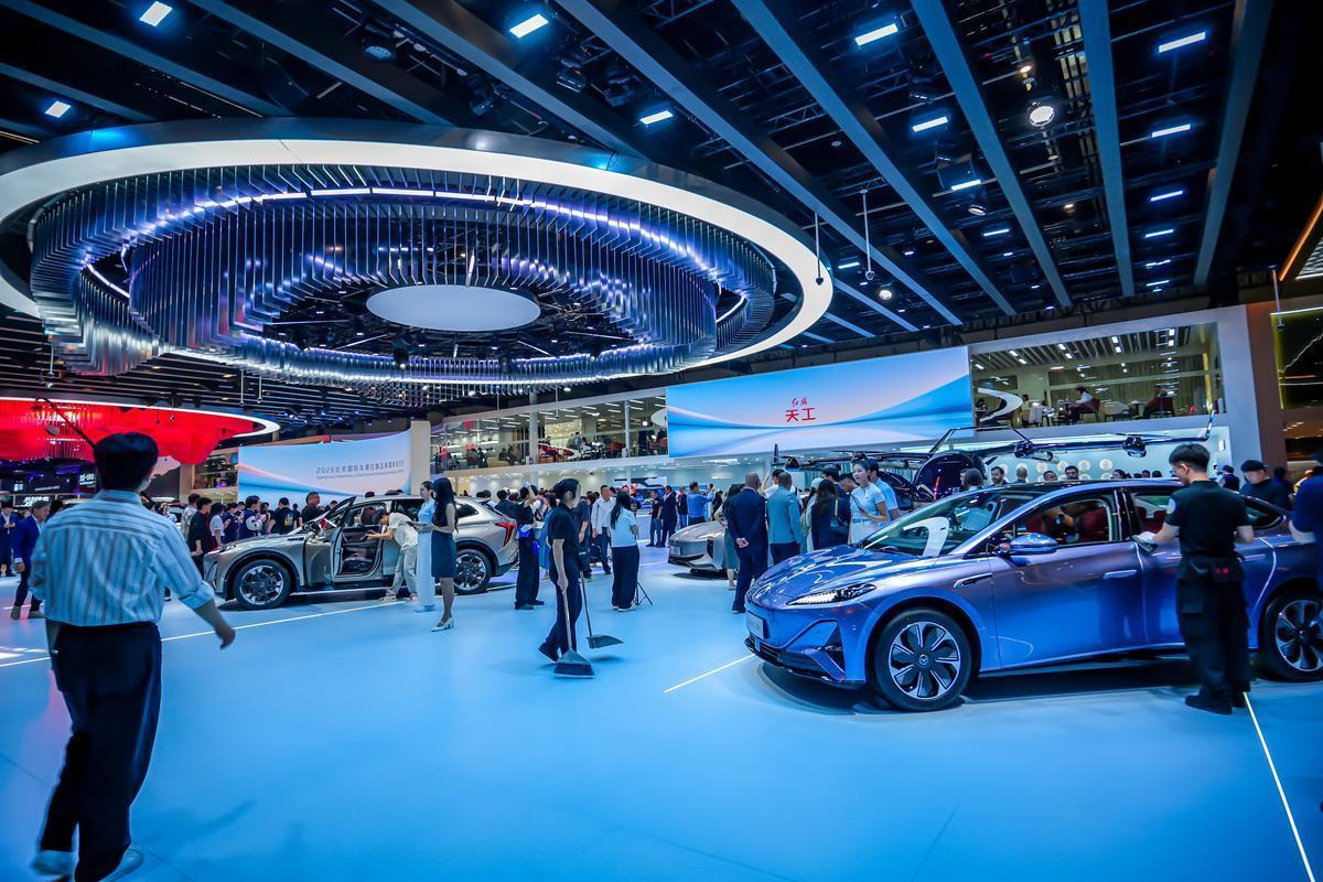 为什么外国人越来越爱中国车？车展变天了！以前是“看洋牌”，现在是“被围观”

