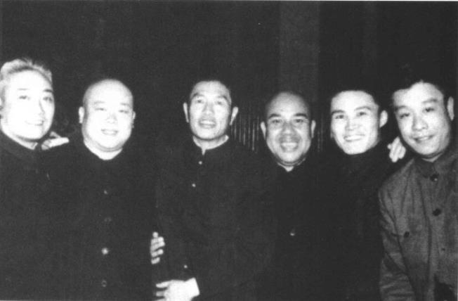 1953年，邓华(右四)与中国人民第三届赴朝慰问团著名京剧演员袁世海(右三)等合