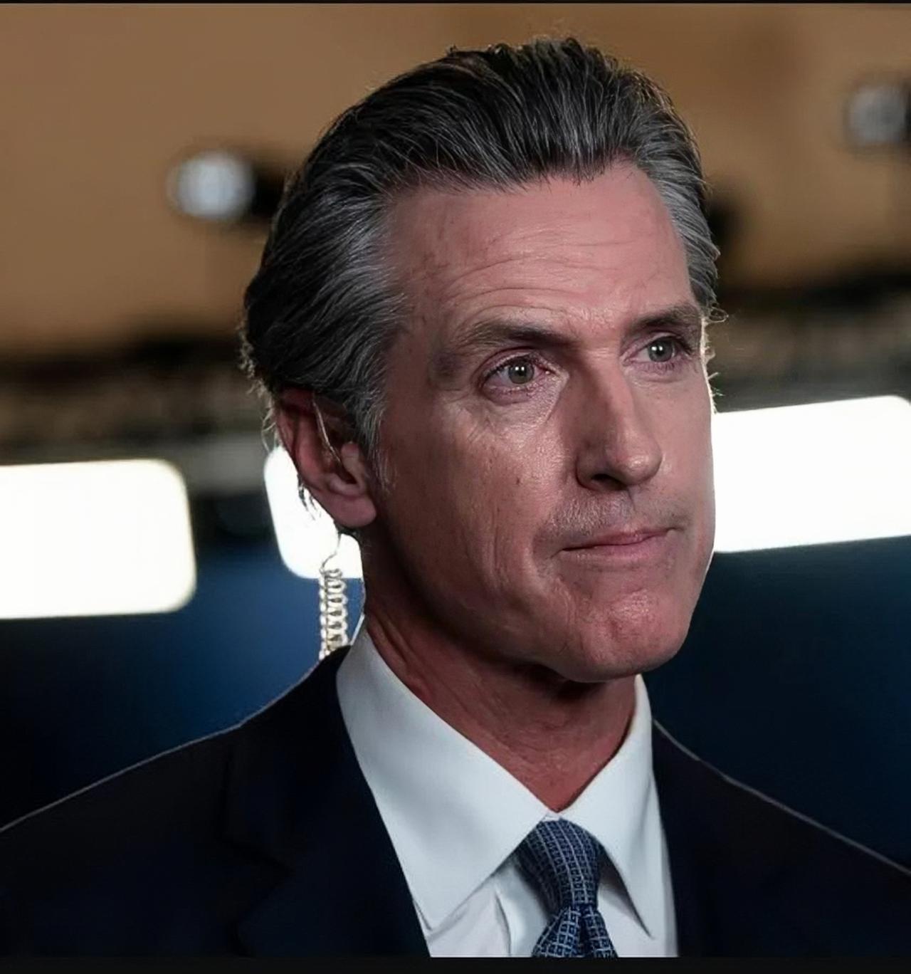 最近美国政坛彻底热闹了，加州州长纽森在一档专访里，直接戳破窗户纸：现在美国有两个