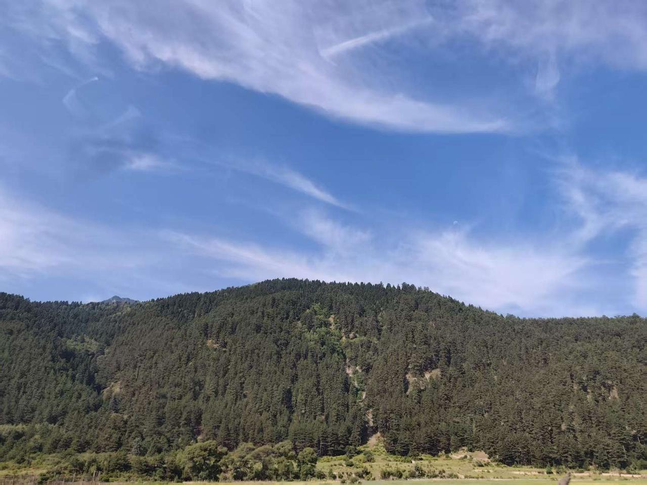 “山峦起伏，绿意盎然，蓝天白云，心旷神怡。”🌳🌿🍃