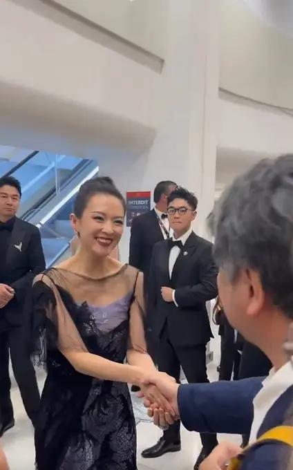 说到红毯女王，怎能不提章子怡？这次她身穿Maison Margiela 2020