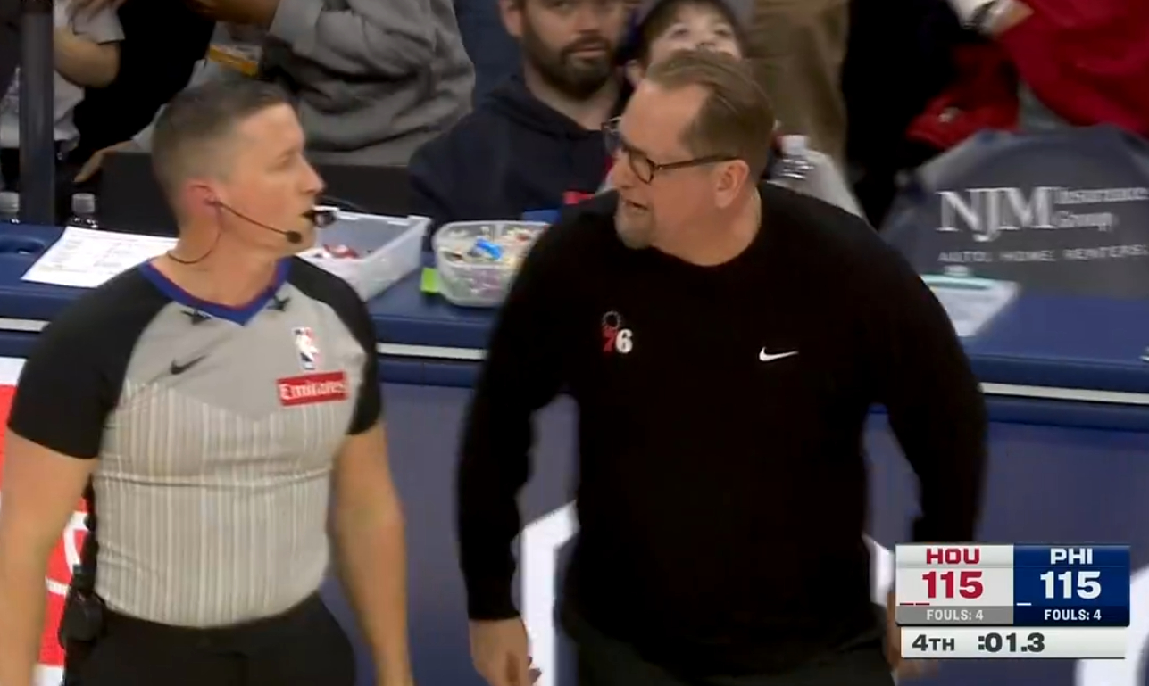 马克西上篮被盖，但是慢镜回放显示，球先碰到了篮板，裁判没有吹罚干扰球，纳斯怒不可